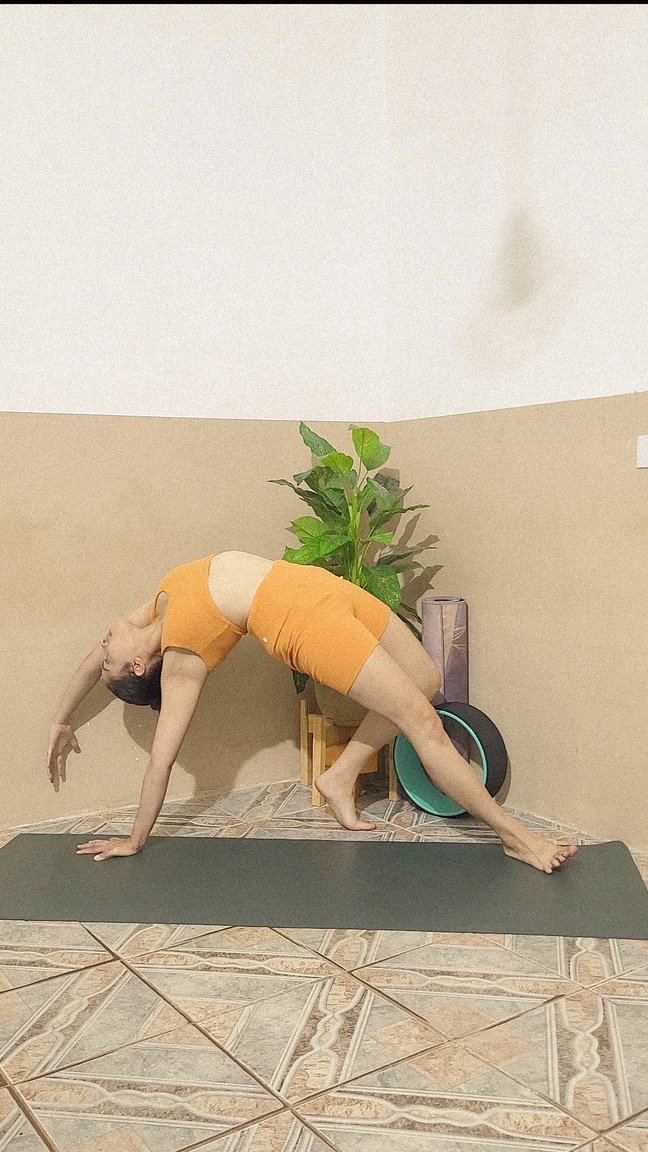 Lais Rodriguez realizando uma postura de yoga