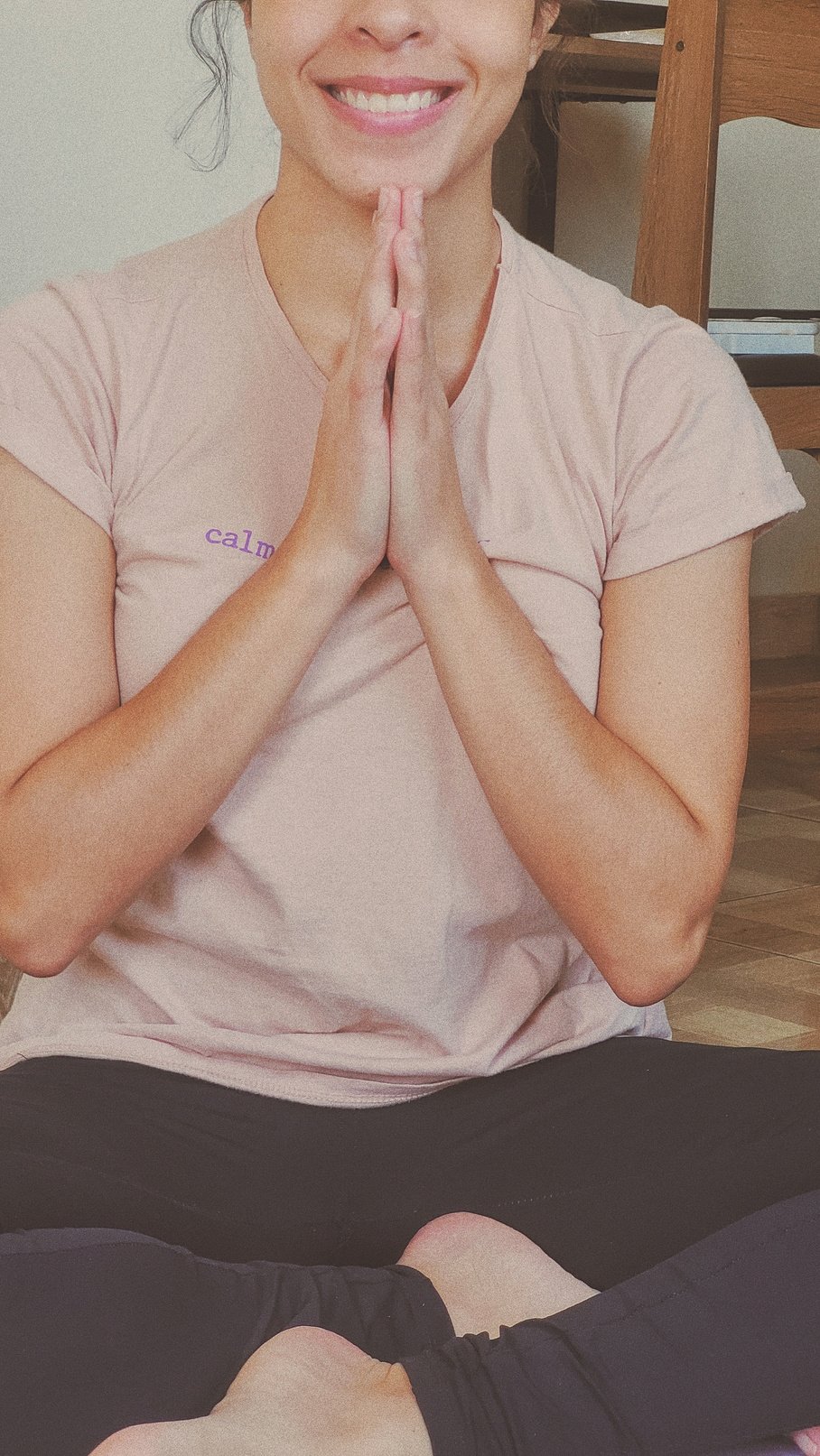 Lais Rodriguez meditando alegremente